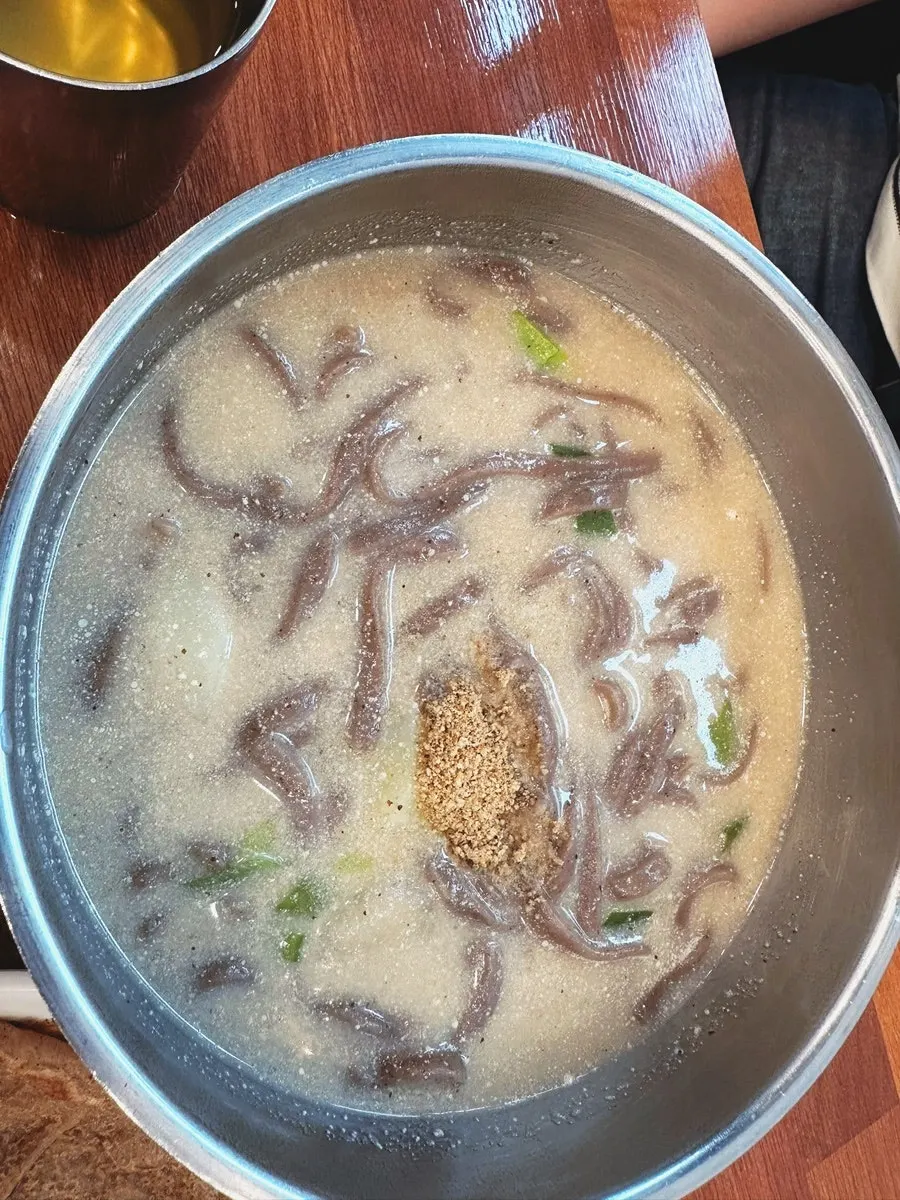 메밀전에 비빔막국수를 올린 모습