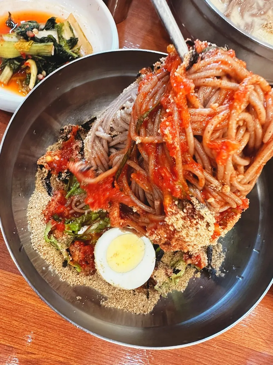 고소한 들깨 국물과 메밀 칼국수 면