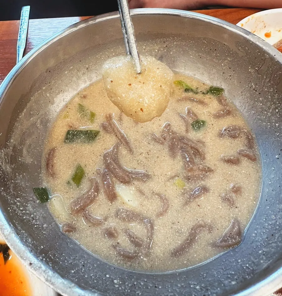 막국수와 칼국수가 함께 놓인 식사 상차림