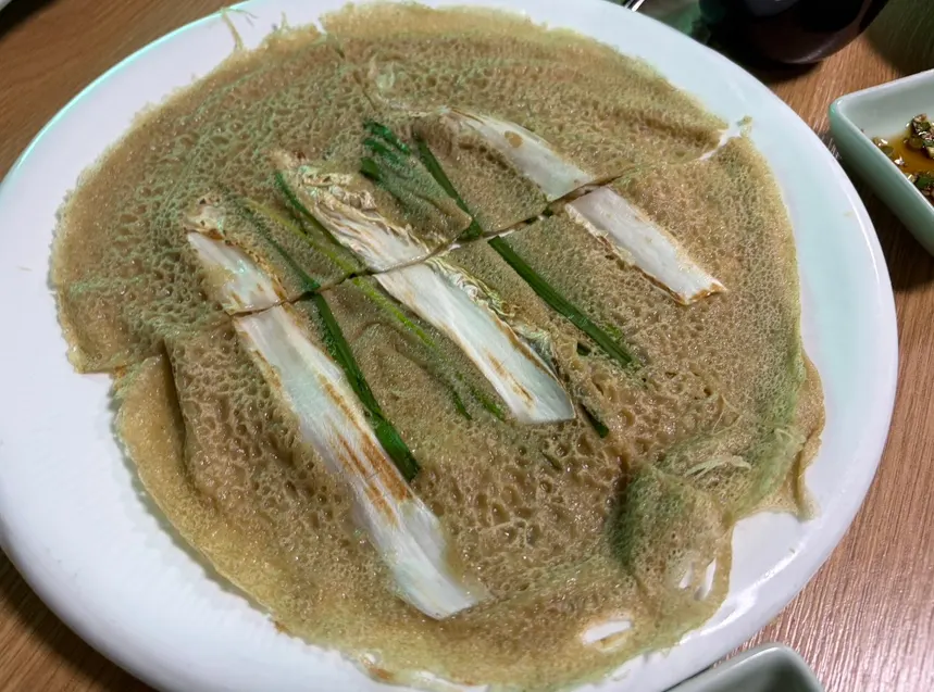 Table setting with buckwheat pancake and buckwheat-sprout boiled pork