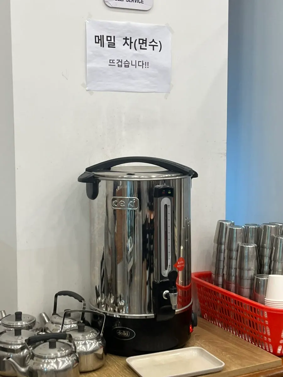 식전에 나온 구수한 메밀면수 차