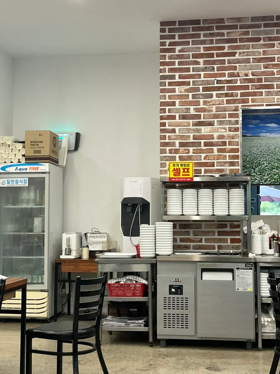 주문 후 세팅된 테이블과 반찬