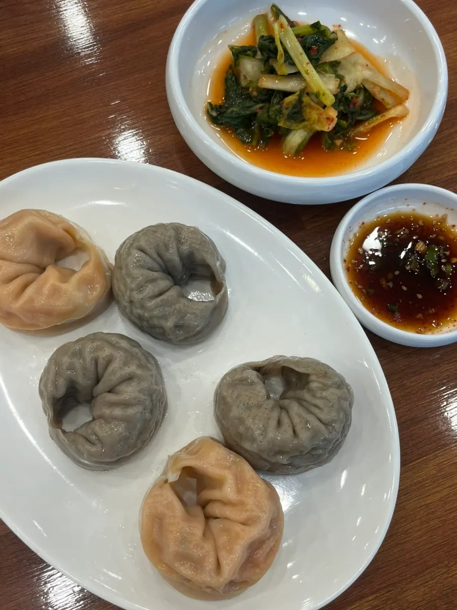 김치·고기 반반으로 나온 메밀 만두 한 접시