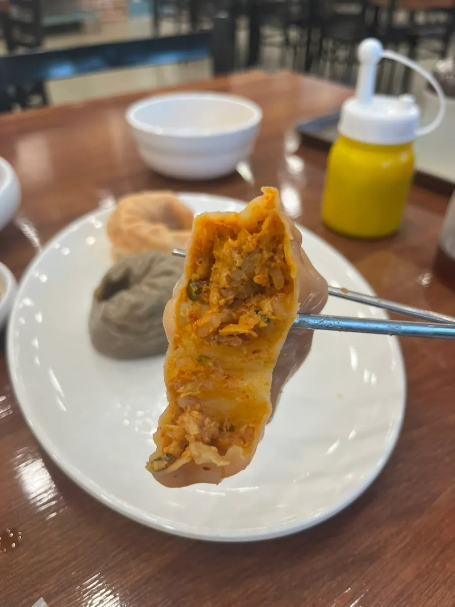 매콤한 김치소가 보이는 메밀 김치만두