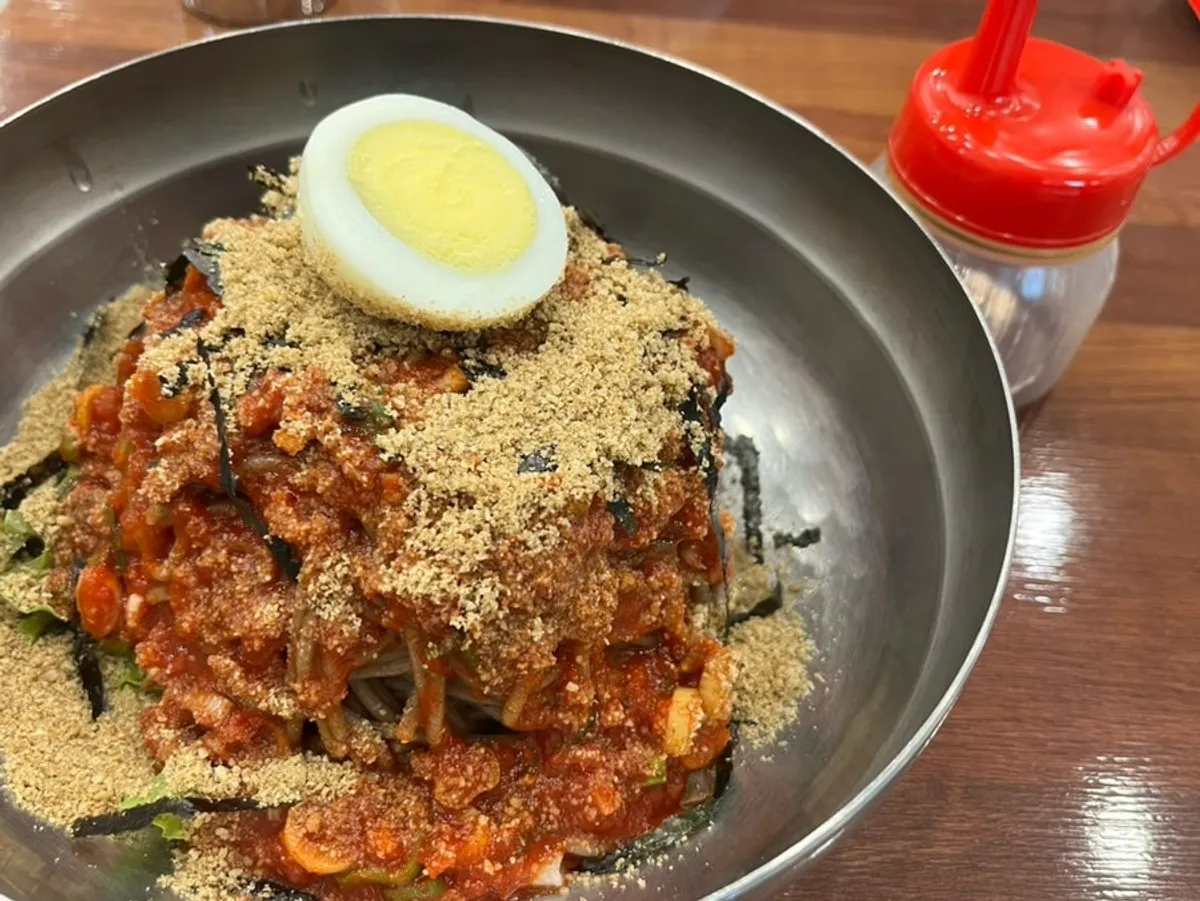 들깨가 올라간 봉평고향막국수 비빔막국수