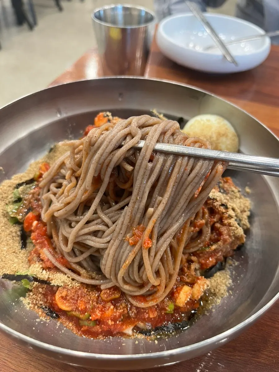 들기름을 두른 비빔막국수 클로즈업