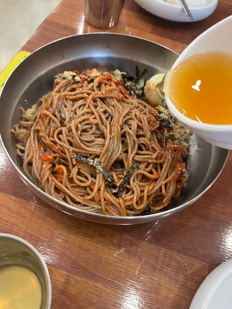 자가제면 메밀면을 들어올린 비빔막국수 면발