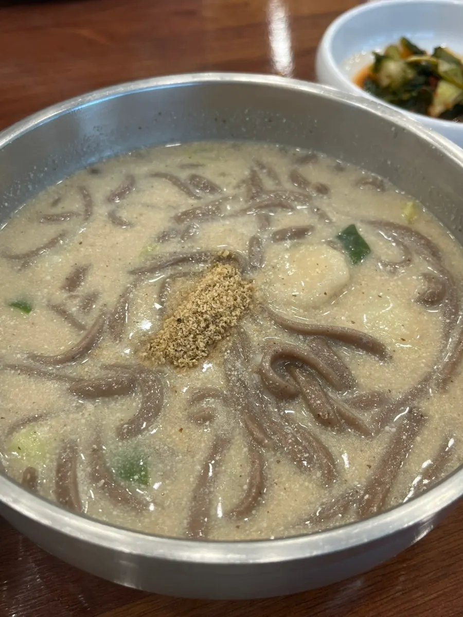 따뜻하게 나온 들깨메밀칼국수 한 그릇