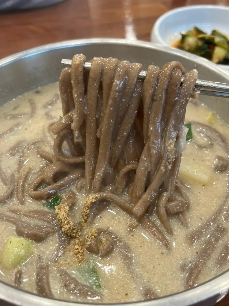 두께감 있는 메밀 칼국수면