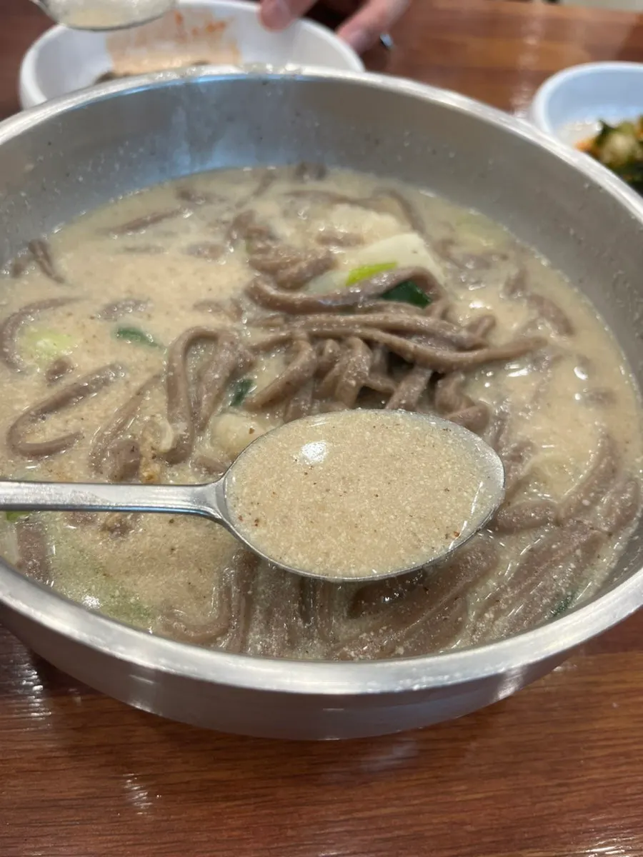 걸쭉한 들깨 국물의 메밀칼국수