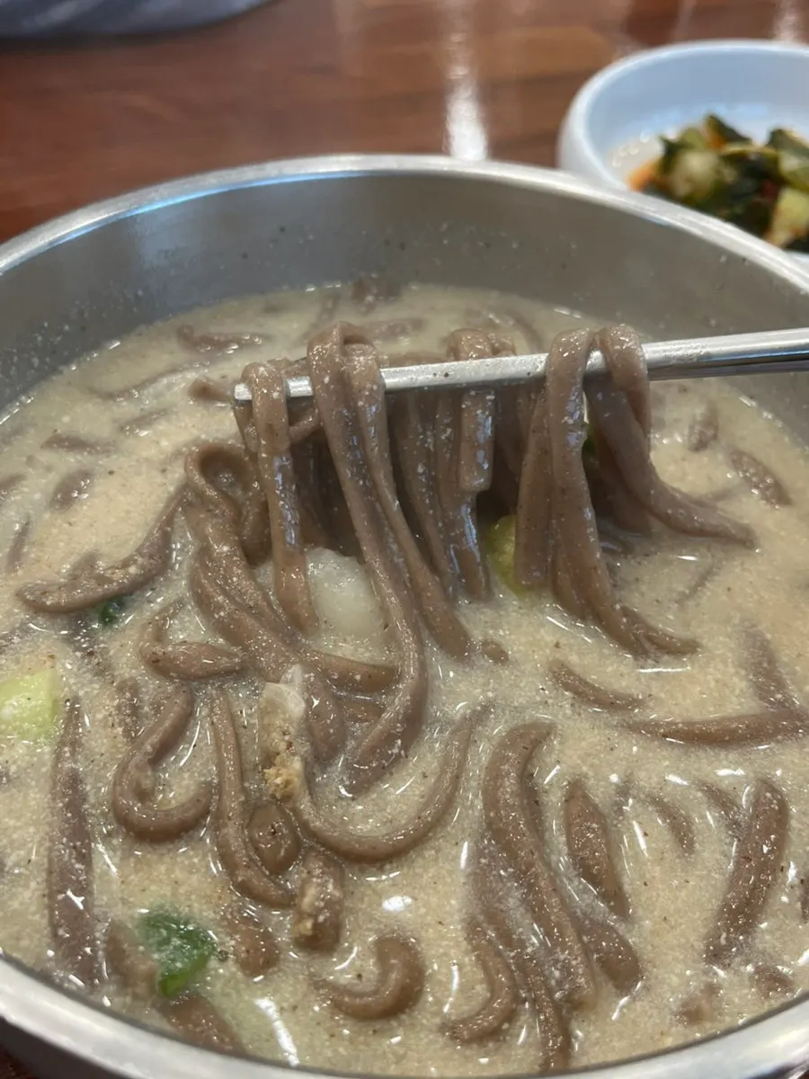 막국수와 들깨칼국수를 함께 놓은 식사 마무리