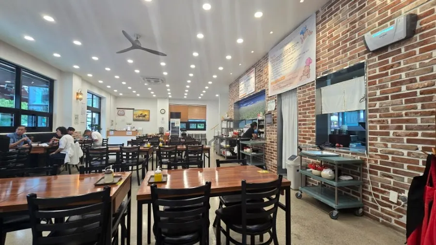 Spacious and pleasant interior of Bongpyeong Gohyang Makguksu