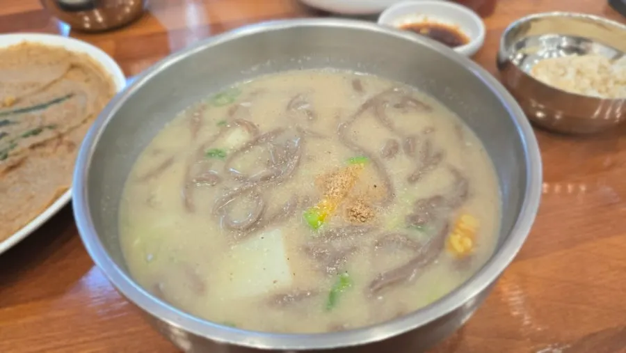 Milky, thick perilla-buckwheat kalguksu