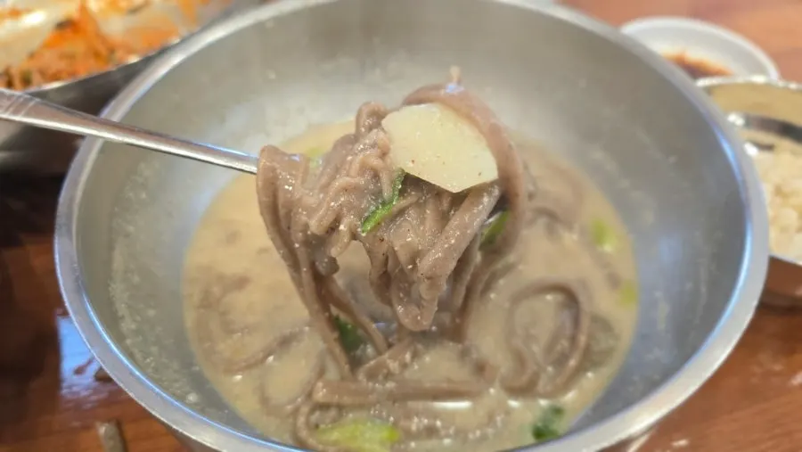 Lifting up noodles from the perilla-buckwheat kalguksu