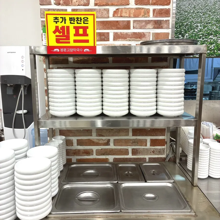 테이블이 넓은 봉평고향막국수 내부