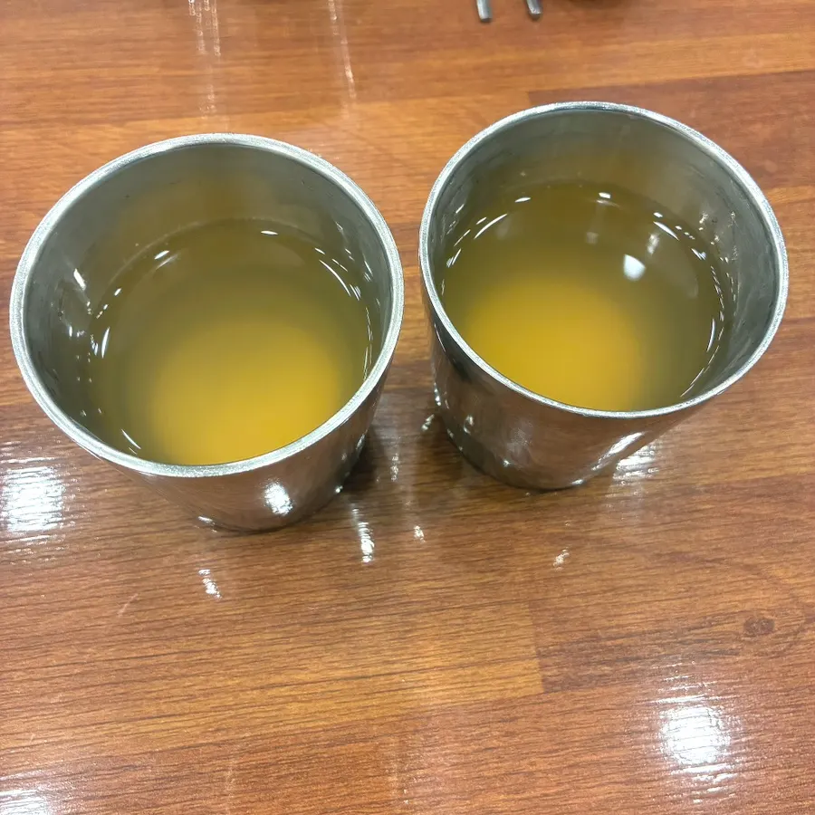 따뜻한 육수가 담긴 주전자와 컵
