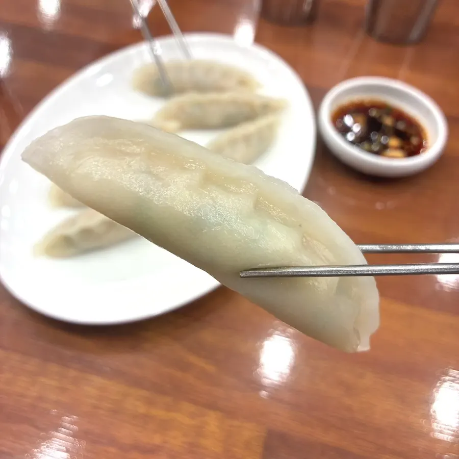 막국수를 기다리며 찍은 테이블