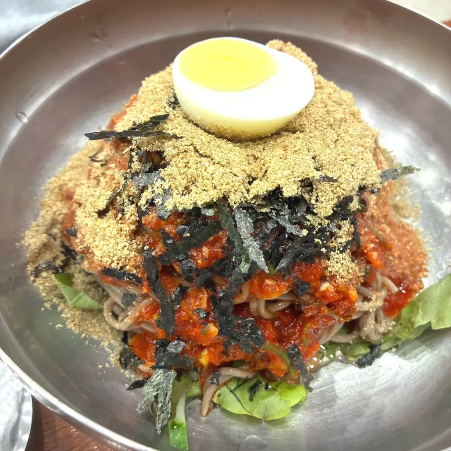 고명이 깔끔하게 올라간 막국수