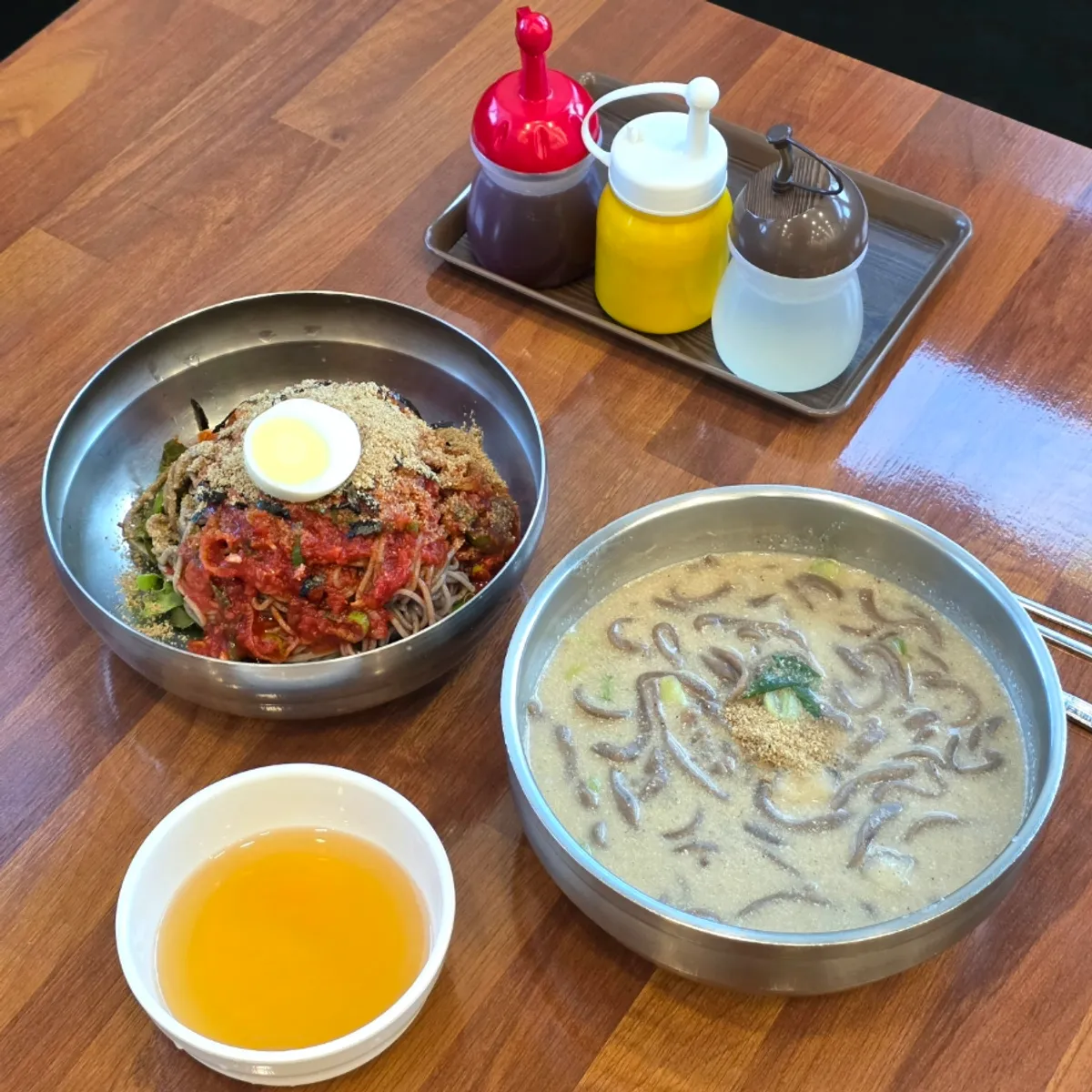 비빔막국수와 들깨 메밀칼국수 한 상