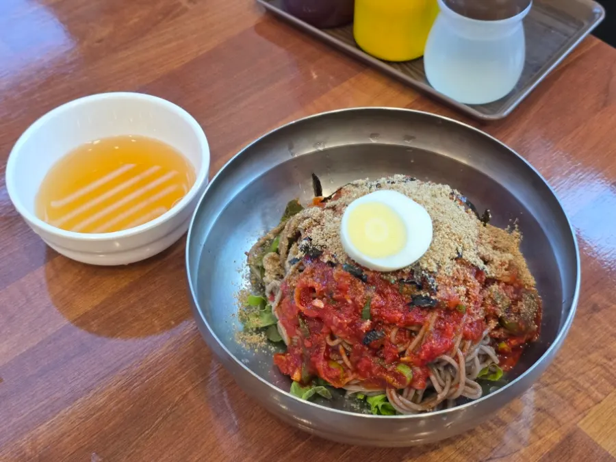 냉육수와 함께 나온 비빔막국수