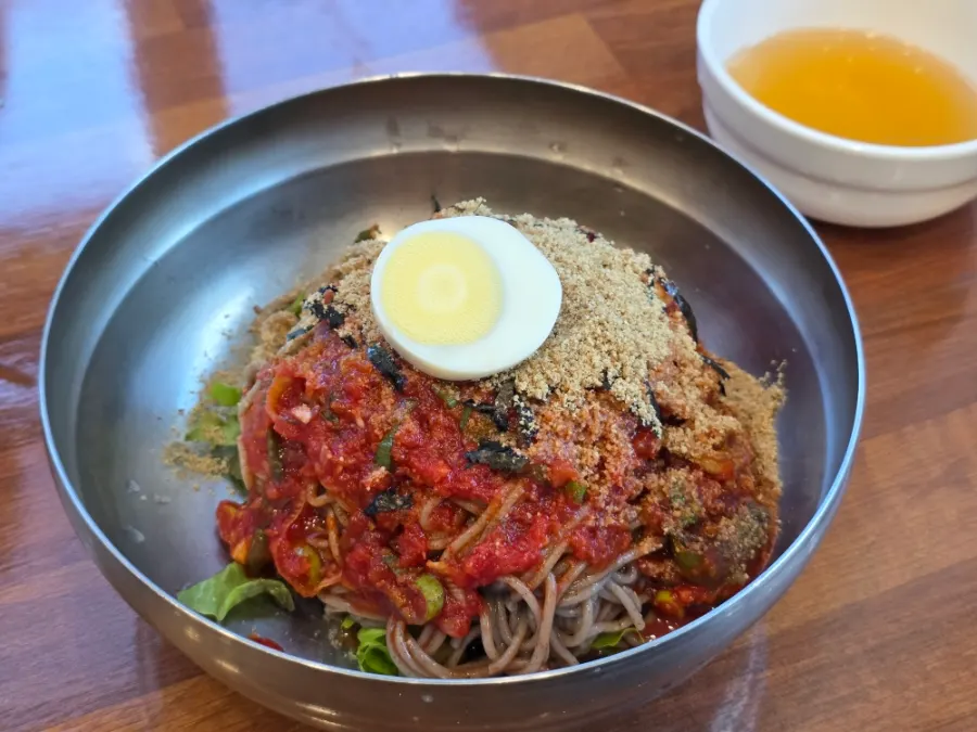 계란과 들깻가루, 김가루를 올린 비빔막국수