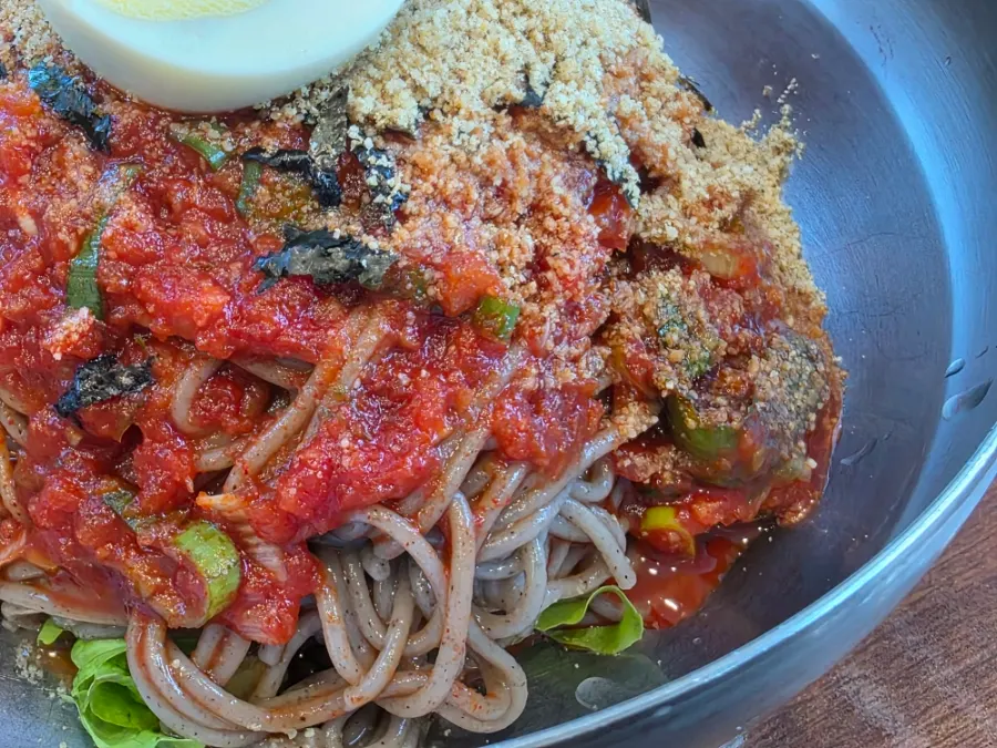 매콤한 양념이 얹힌 비빔막국수 클로즈업