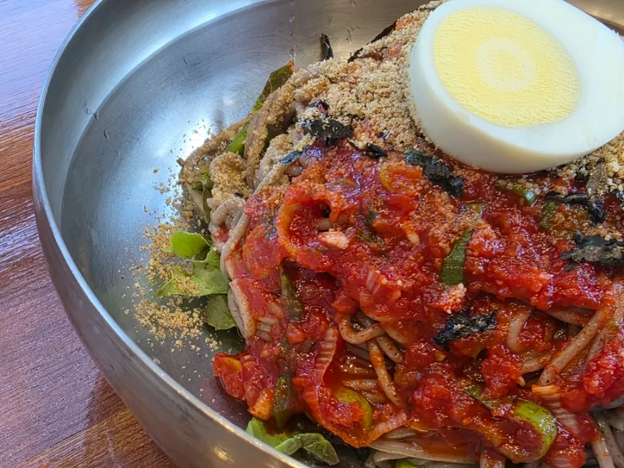 양념에 비빈 메밀면
