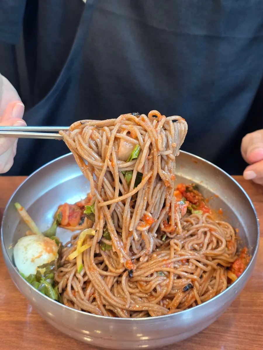 젓가락으로 들어올린 비빔막국수 면발