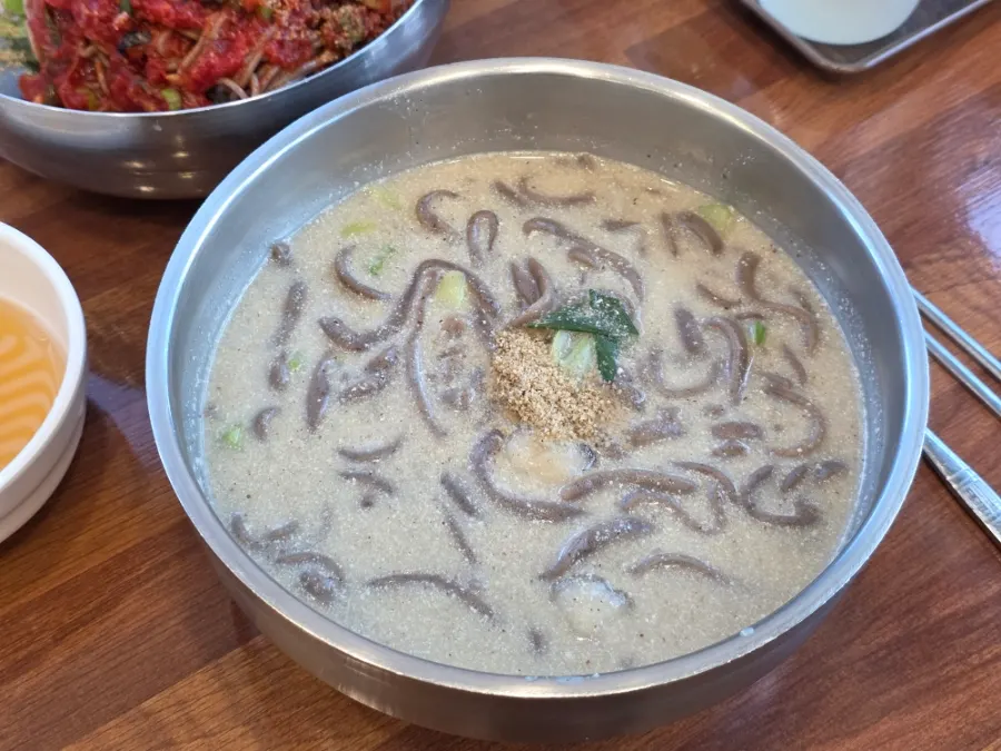 비벼서 한입 먹기 좋게 담긴 비빔막국수