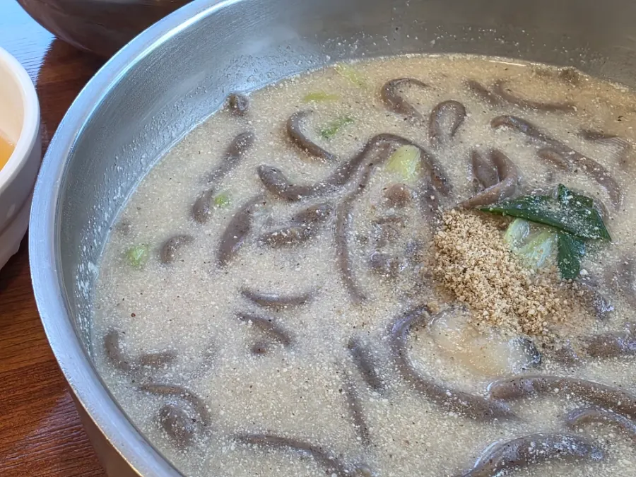 진한 국물의 들깨 메밀칼국수