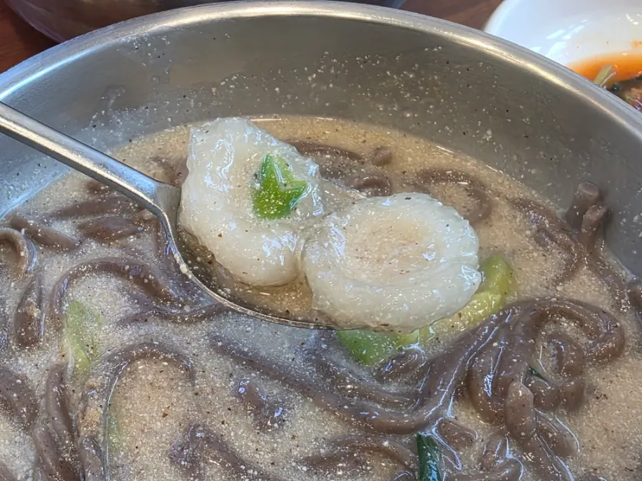 숟가락으로 떠올린 들깨 국물