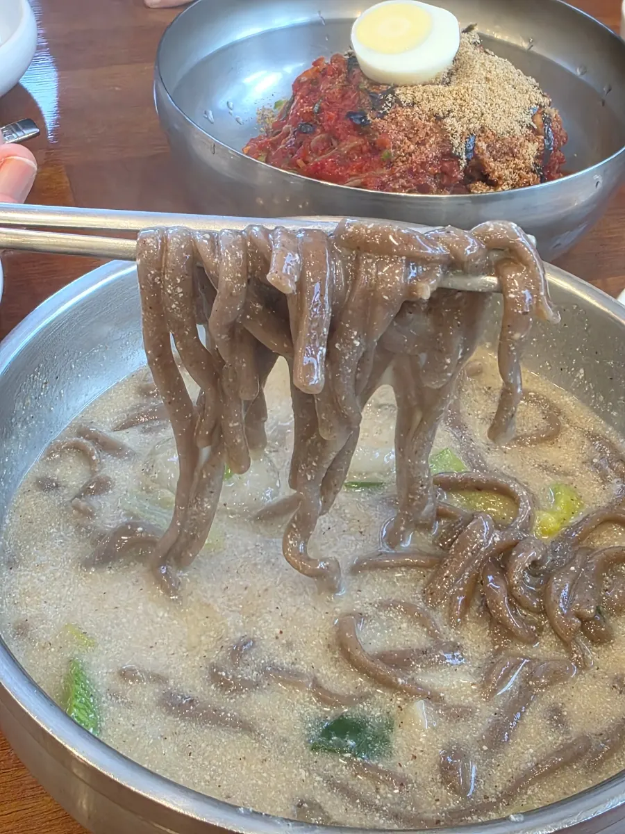 들깨 국물에 담긴 메밀 칼국수 면발