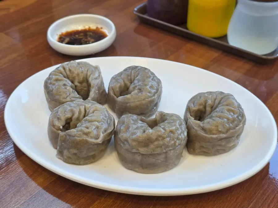 접시에 담긴 고기만두
