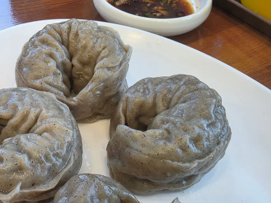 반으로 갈라 속을 보인 고기만두