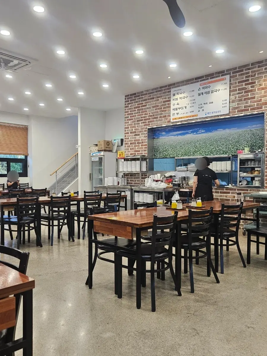 넓고 깔끔한 봉평고향막국수 매장 내부