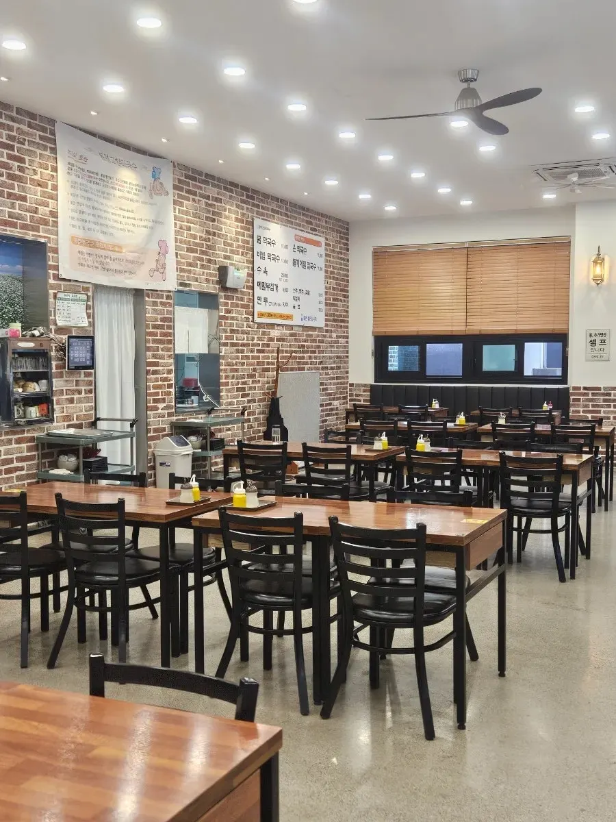 이른 저녁 여유로운 매장 좌석