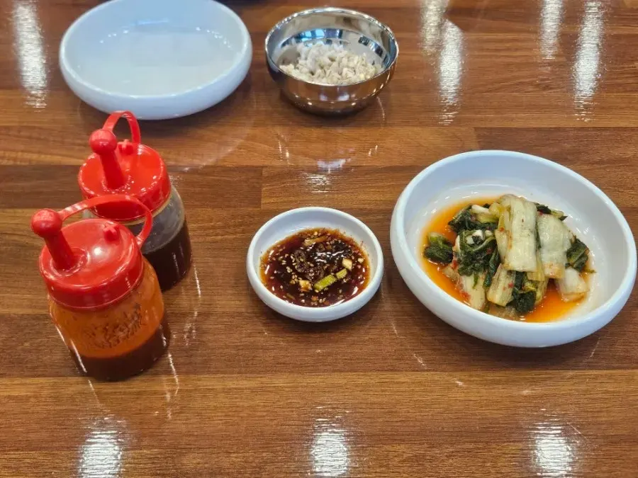 컵에 담은 따뜻한 메밀차