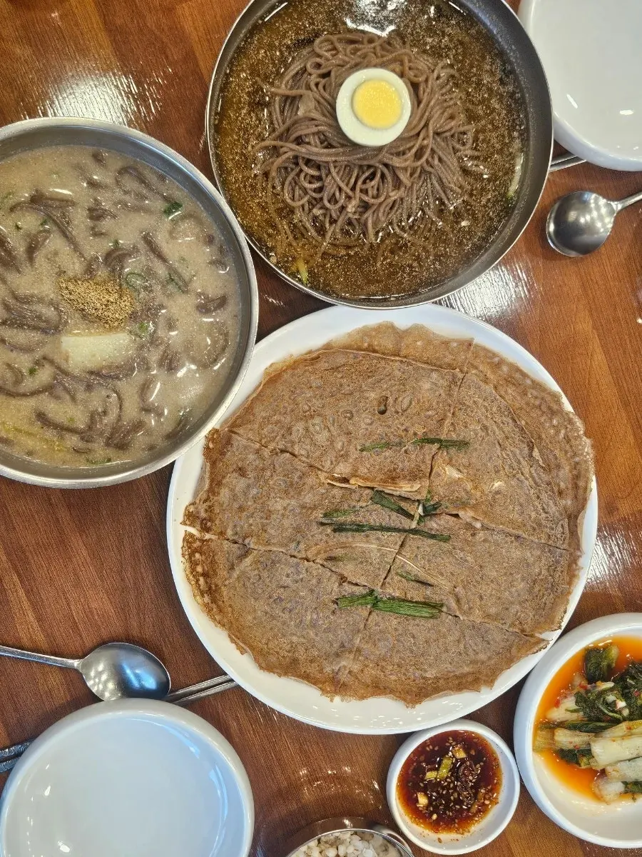 얇게 부쳐 나온 메밀부침개