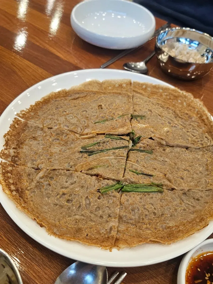 간장소스와 함께 나온 메밀전