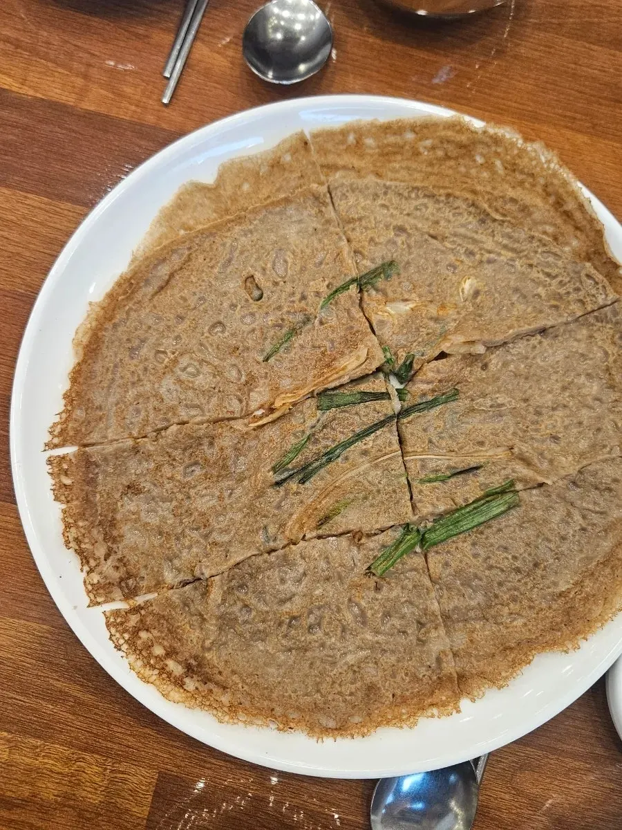 한 조각 잘라낸 메밀부침개