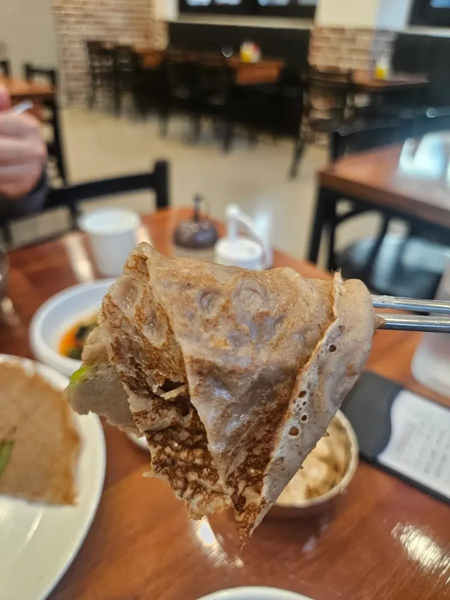 간장소스에 찍은 메밀전 한 점