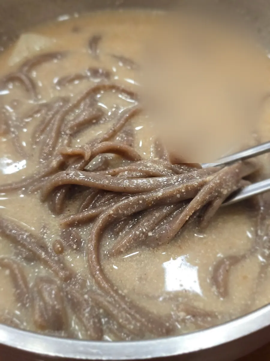 Thick noodles and broth in the perilla buckwheat kalguksu