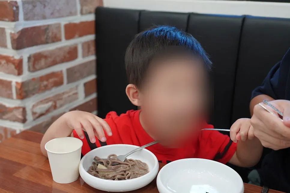 子どもと分け合ったエゴマそば粉カルグクス