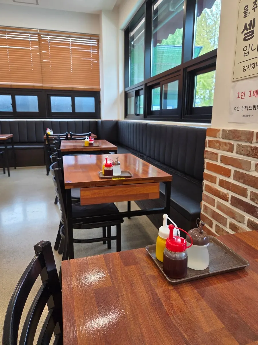 2인석과 4인석이 놓인 홀 내부