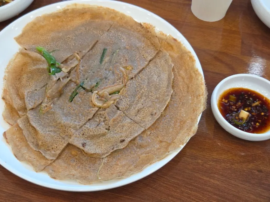 컵에 따른 구수한 메밀차