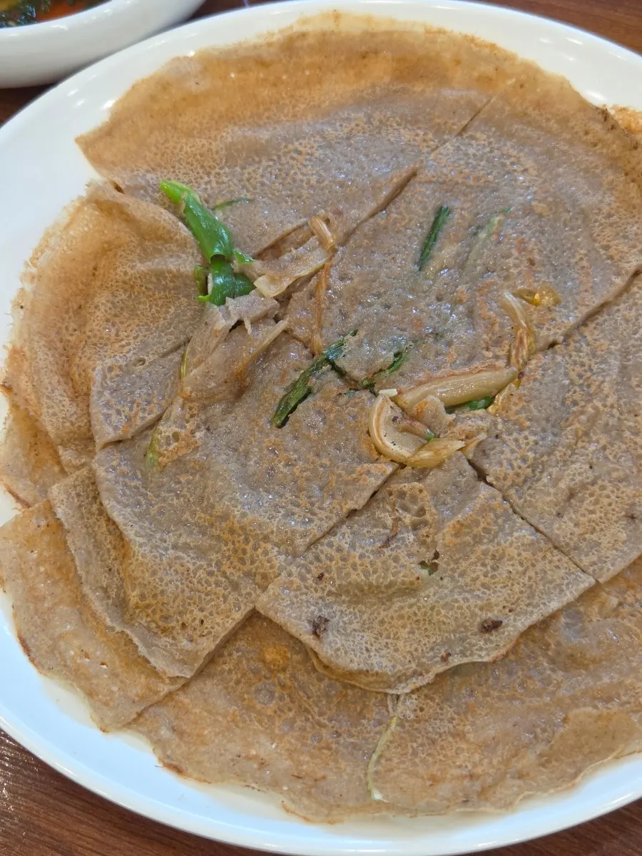 큼직하게 부쳐 나온 메밀부침개 두 장