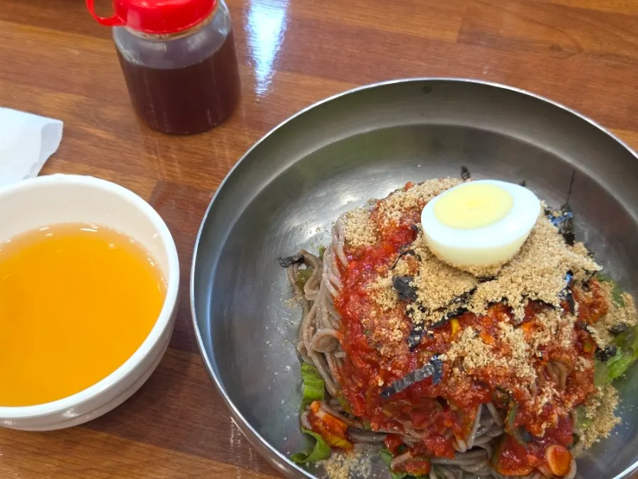접시에 남은 메밀부침개 한 조각