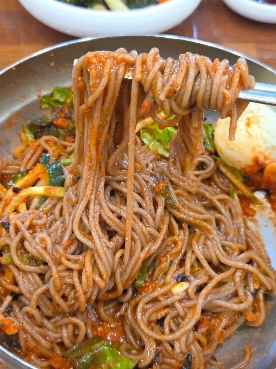 들기름 둘러 비빈 비빔 메밀 막국수