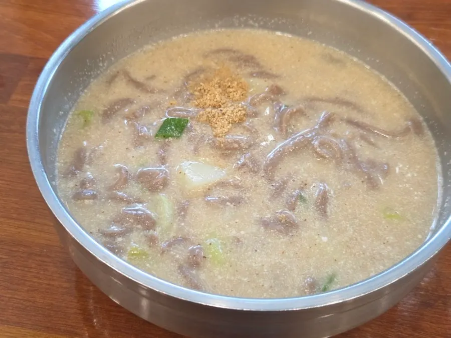 깨소금 가득한 비빔막국수와 냉육수