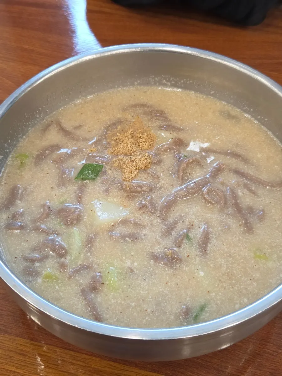 깻가루 뿌려진 들깨 메밀 칼국수